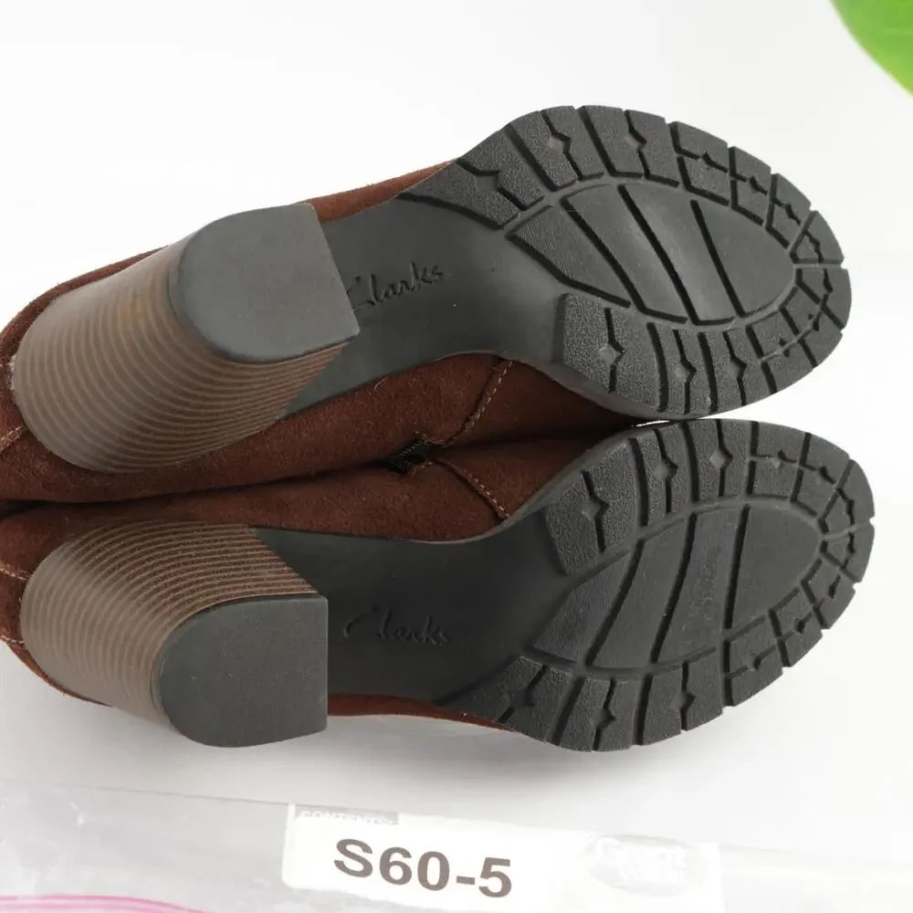 Clarks women pause